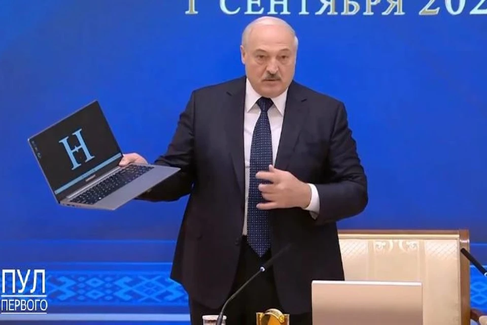 Лукашенко показал первый ноутбук, созданный в Беларуси. Фото: скриншот с видео телеграм-канала "Пул Первого"