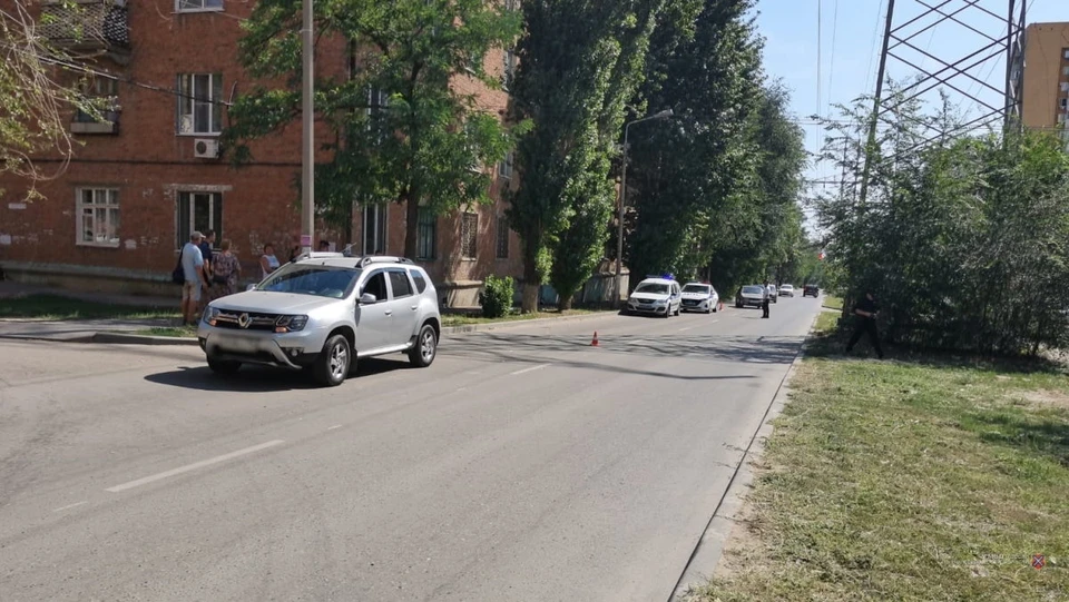 В Краснооктябрьском районе девочка перебегала дорогу недалеко от пешеходного перехода.