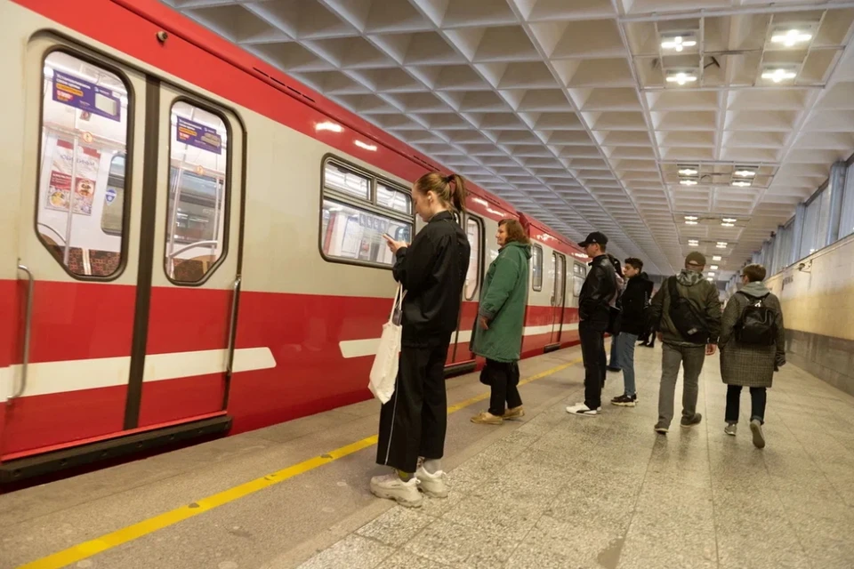 Поезда в метро Петербурга вновь идут без задержек.