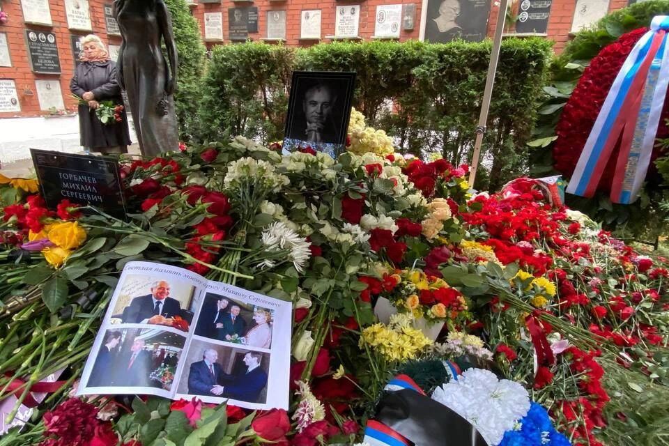 Михаила Горбачева похоронили, согласно его воле, рядом с супругой Раисой Горбачевой, скончавшейся 23 года назад