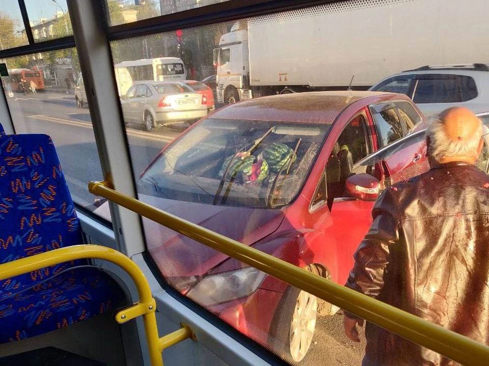 Автомобиль с арбузами врезался в троллейбус в Нижнем Новгороде. Фото: "Нижний №1"