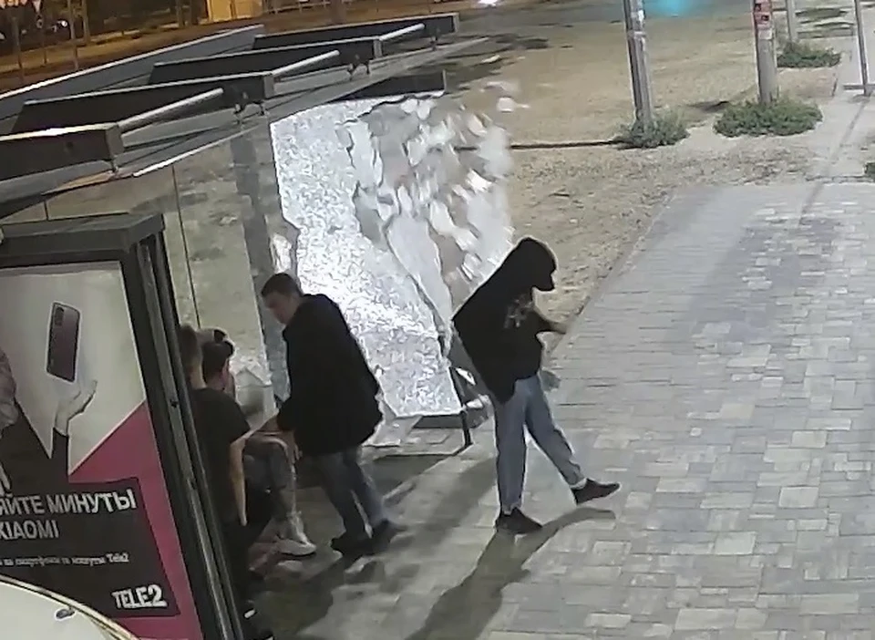 В Волгограде на видео попала стрельба подростков на остановке