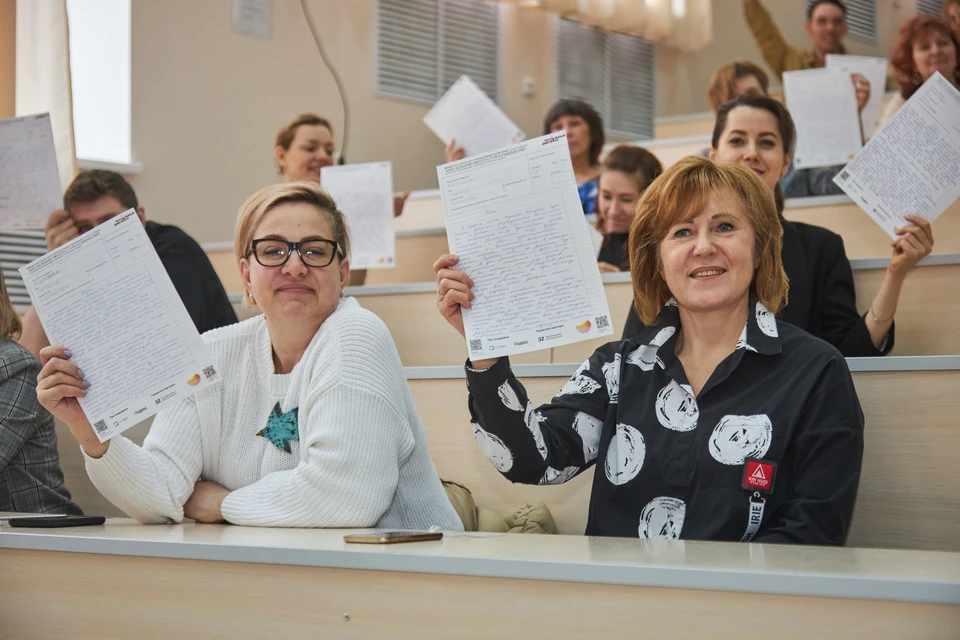 Пермь. Участницы во время ежегодной образовательной акции "Тотальный диктант".