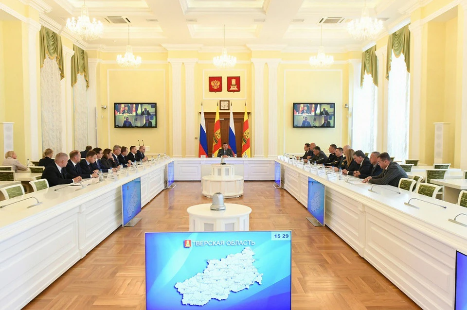 На совещании в большом зале областного правительства.