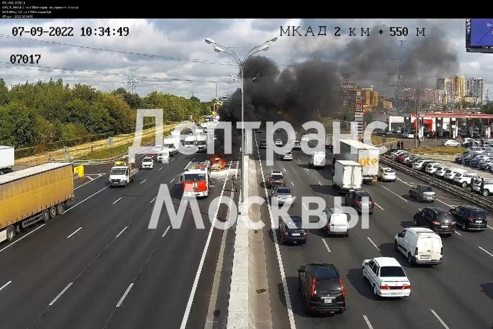 На внутренней стороне МКАД загорелся автомобиль