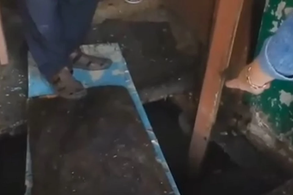 Дом на улице 9 января в Комсомольске превратился в выгребную яму Фото: @amur_mash