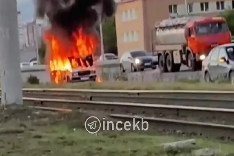 На место ЧП оперативно приехали две пожарные машины. Фото: скрин с видео