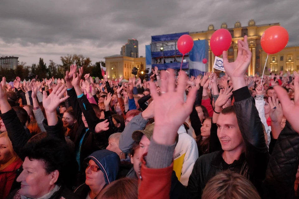 Сегодня в каком часу выступает. День города в Самаре 2022. День молодежи Самара 2022. Молодежь. День молодёжи в 2022 году.