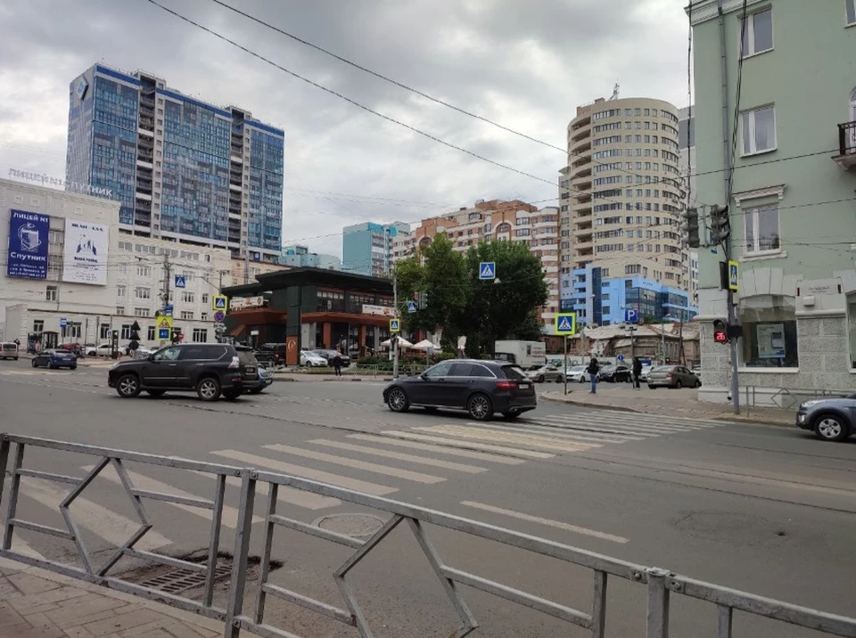 Автомобилисты спокойно проезжают перекресток улиц Ново-Садовой, Полевой и Самарской