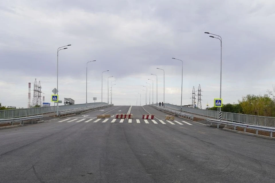 У въезда на мост все еще стоят ограничивающие движение блоки