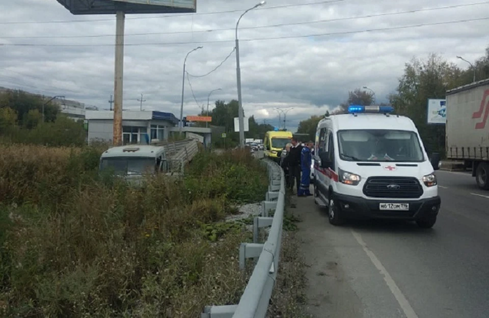 Причиной аварии могло стать резкое ухудшение самочувствия водителя. Фото: отделение пропаганды ГИБДД по Екатеринбургу