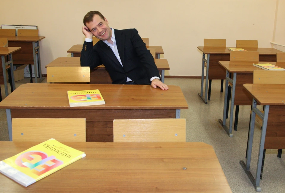 Дмитрий Медведев за партой, за которой он сидел в школе
