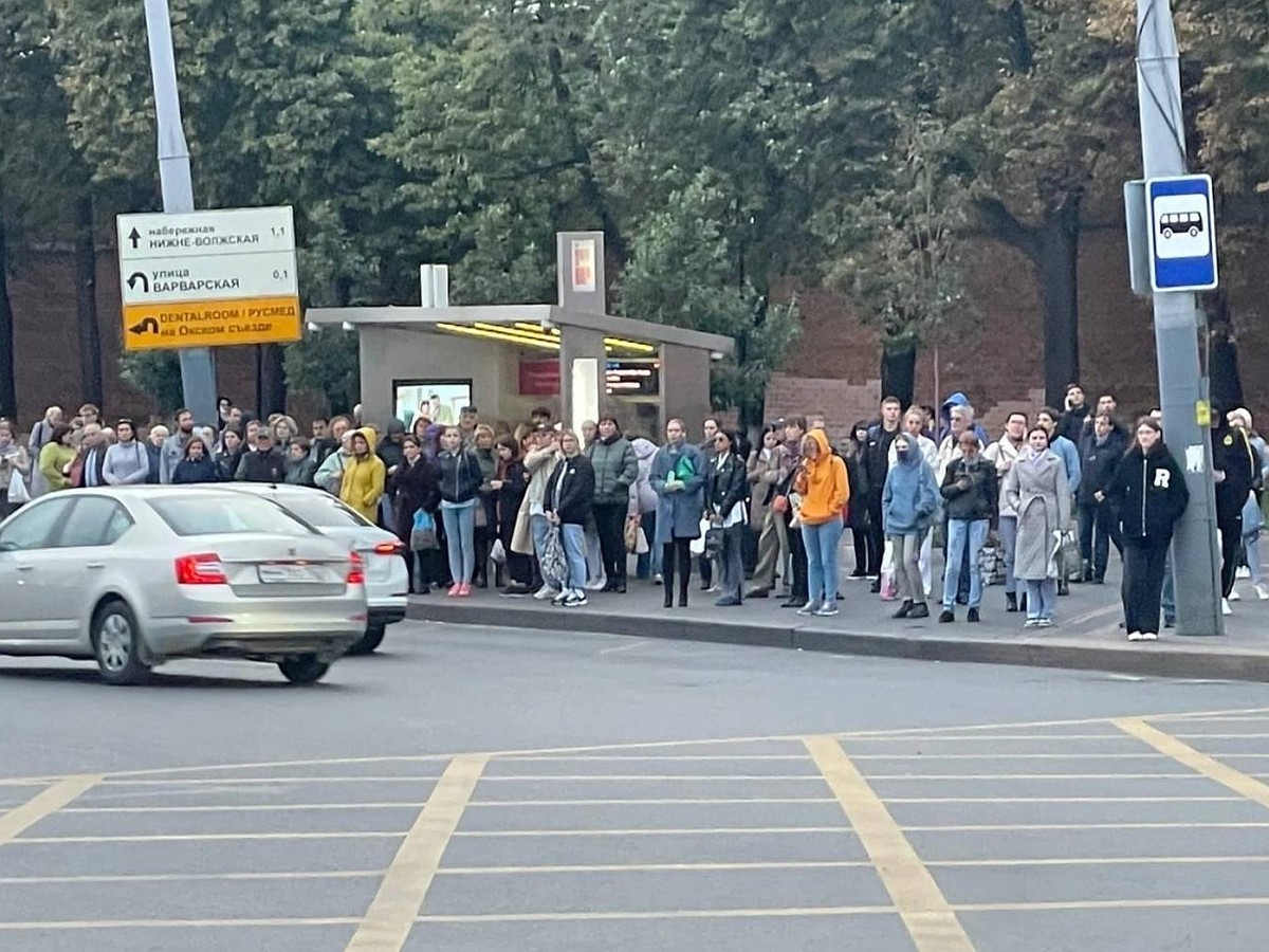 Адское столпотворение людей на остановке сняли в самом центре Нижнего  Новгорода - KP.RU