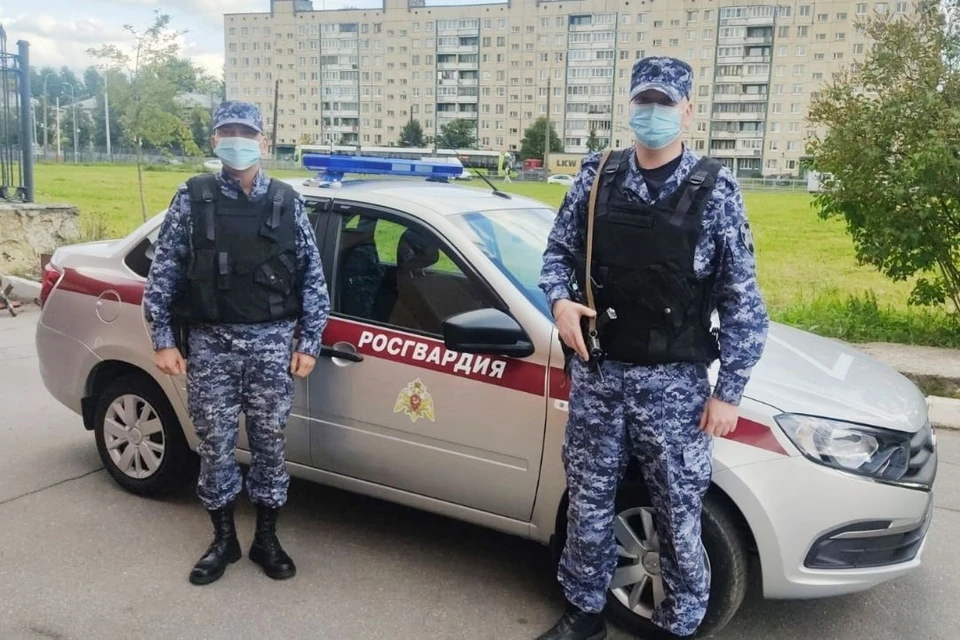 Патрульные наряды Росгвардии нашли двух потерявшихся школьников. Фото: Управление Росгвардии по СПб