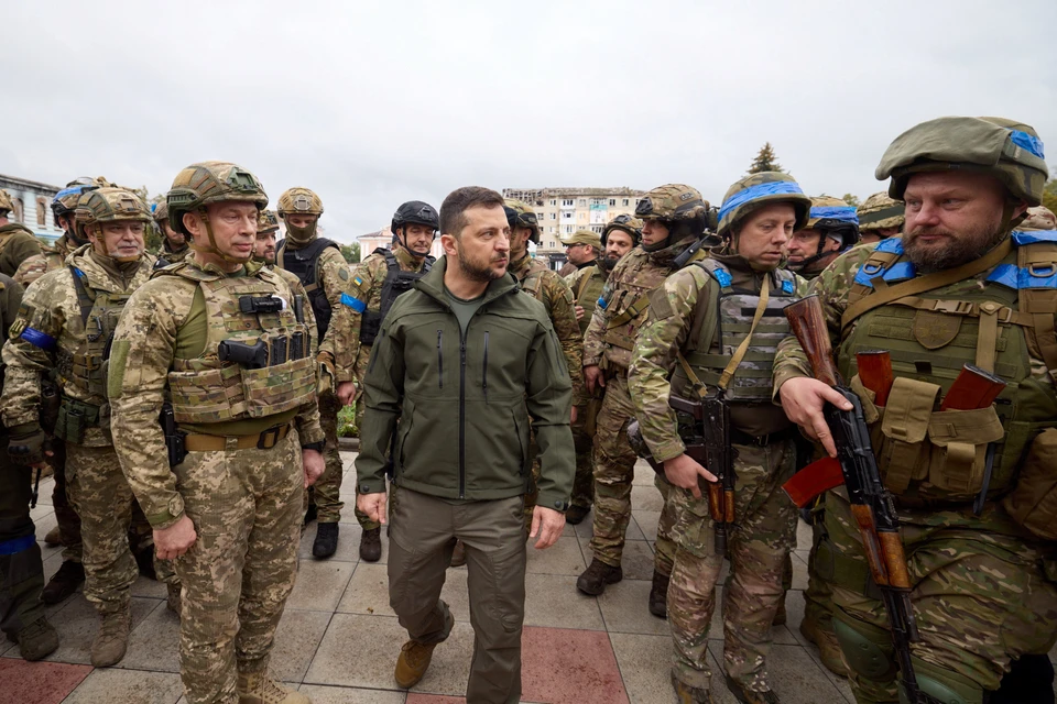 Зеленский опубликовал фото украинского солдата с символикой СС на экипировке