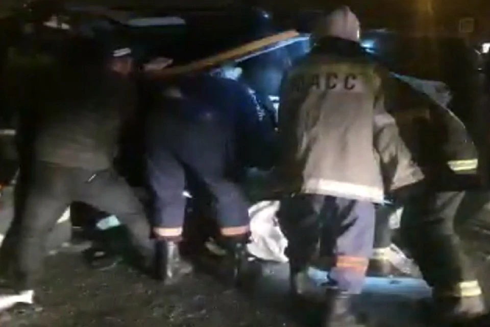 Ночью в Новосибирске на площади Калинина Volkswagen Polo влетел в столб и перевернулся. Фото: МАСС.