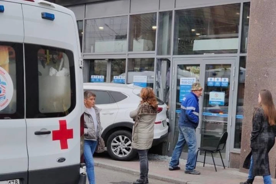 Автомобиль задним ходом сбил двух женщин и врезался в ТРК в Петербурге