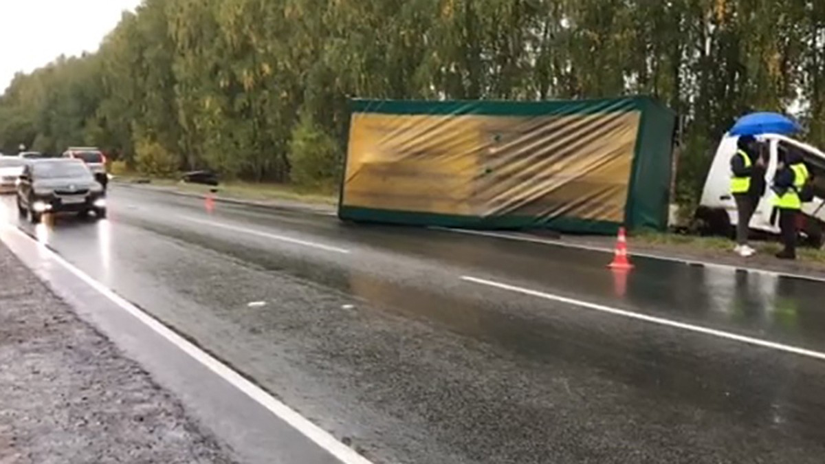 Водитель умер до приезда скорой: Легковушка протаранила фуру в  Нижегородской области - KP.RU