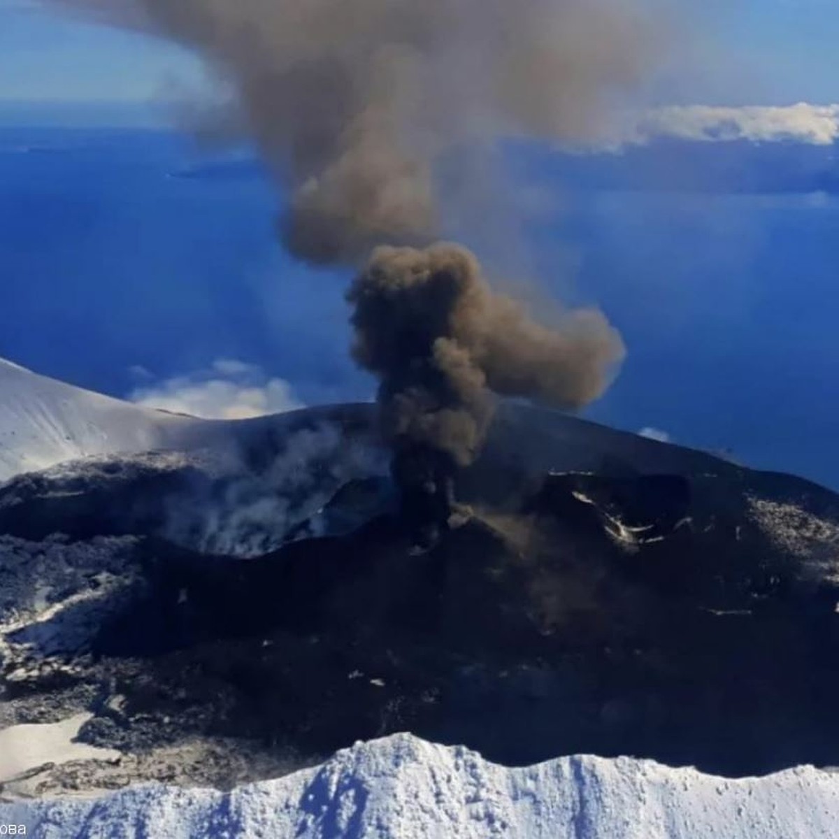 Наивысший действующий вулкан европы. Остров Атласова вулкан Алаид. Вулкан Алаид Камчатка. Извержение вулкана на Камчатке 2022. Вулкан Алаид извержение.