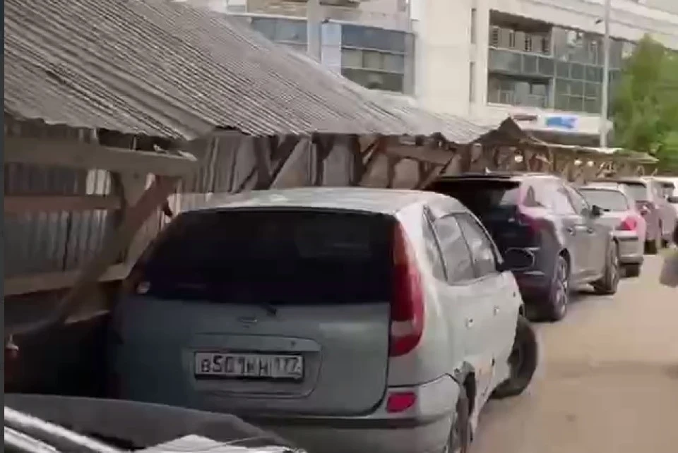 Переход упал на припаркованные вдоль него машины