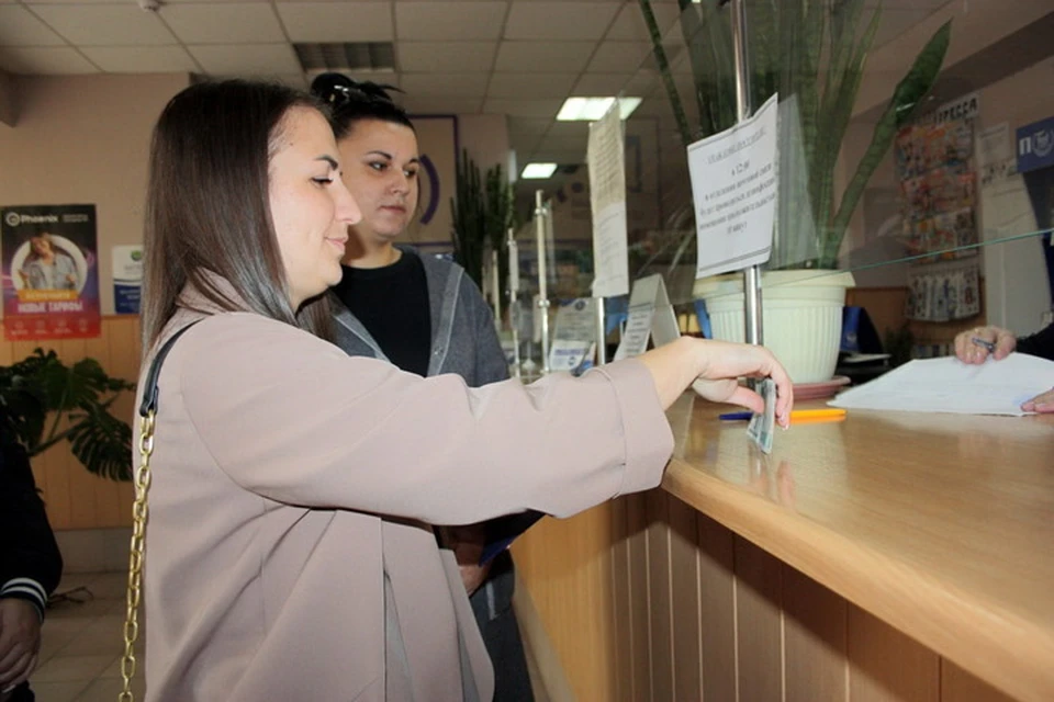 Елена Костюк (слева) и Анна Гущина одними из первых получили выплаты на детей-школьников. Фото: МТиМП ДНР