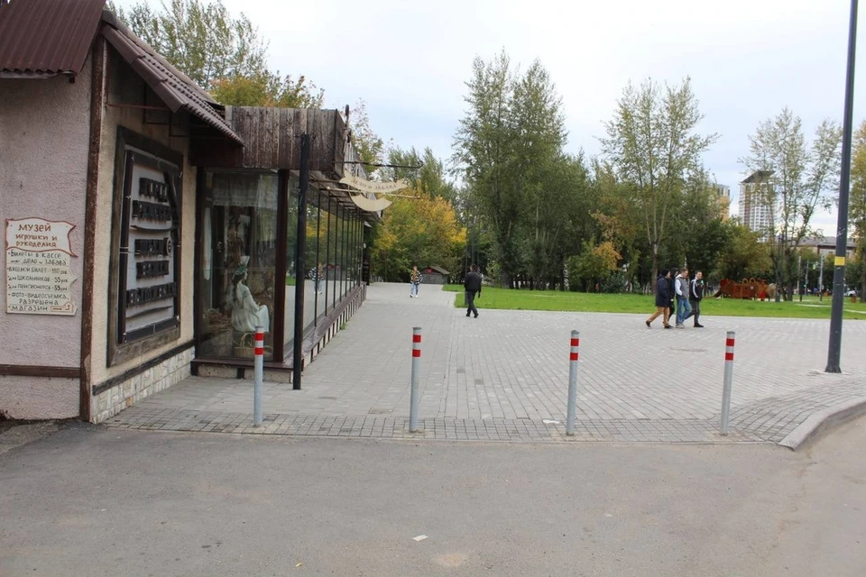 В Красноярске возле автовокзала установили антипарковочные столбики. Фото: УДИБ