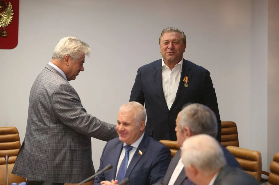 Александр Ярошук показывает медаль.