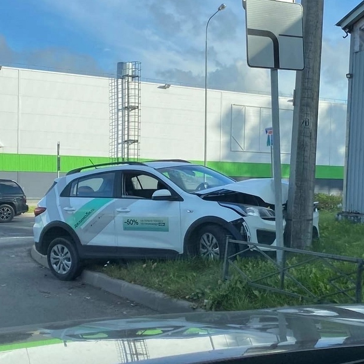 Каршеринг «завершил аренду» в столбе на Авангардной улице в Петербурге -  KP.RU