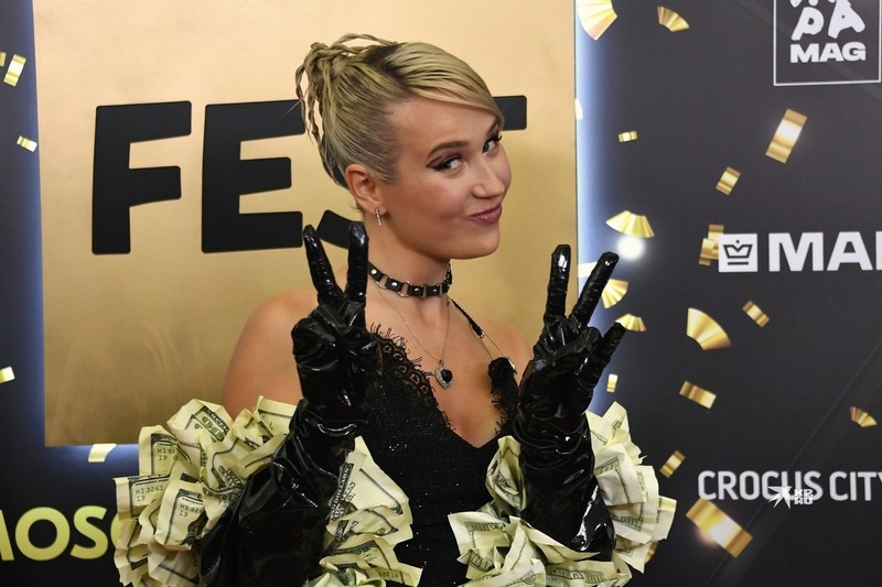 Клава Кока в платье Philipp Plein (средняя стоимость платьев этого бренда – 300-500 тысяч рублей)