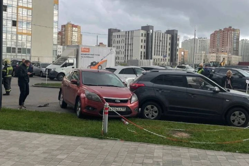 Автомобиль протаранил припаркованные машины на Дальневосточном проспекте в Петербурге