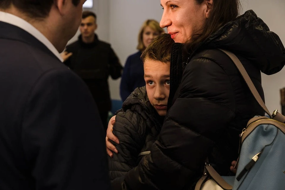 Приемные мамы встретили 11 ребят из Донбасса в аэропорту Мурманска. Фото: Дмитрий Дубов