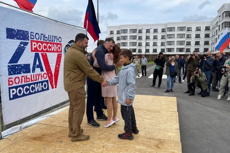 Мариупольцы получили ключи от квартир в новом микрорайоне Невский. Фото: ТГ/Пушилин