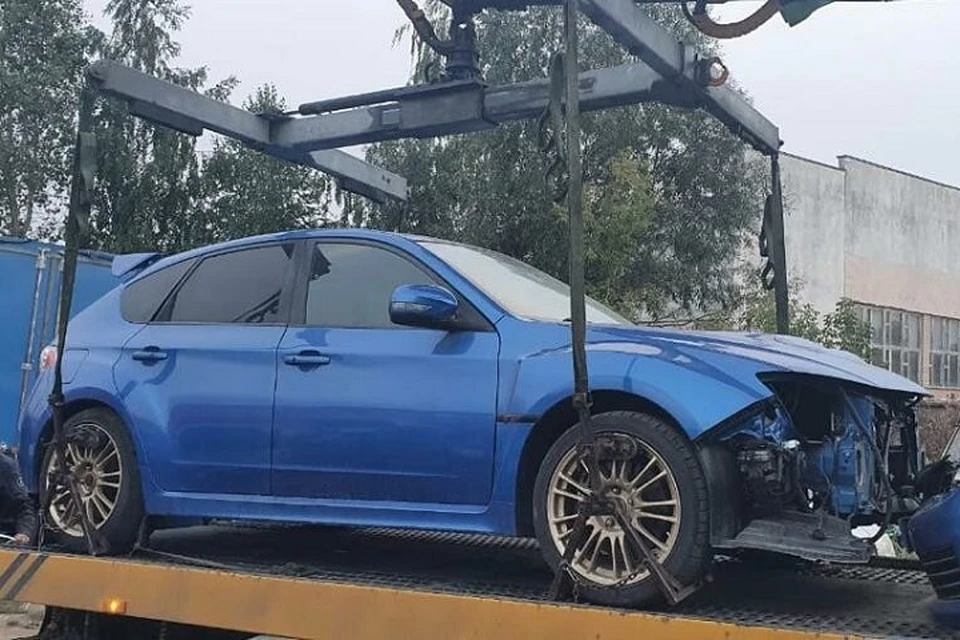 Неадекватный водитель. Разбитые полицейские машины. Пытались задавить. Неадекват громит машину hyundai. Пытались задавить.