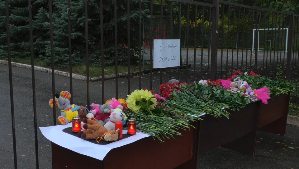 Стихийный мемориал образовался у ограждения ижевской школы №88, где сегодня погибли 13 человек