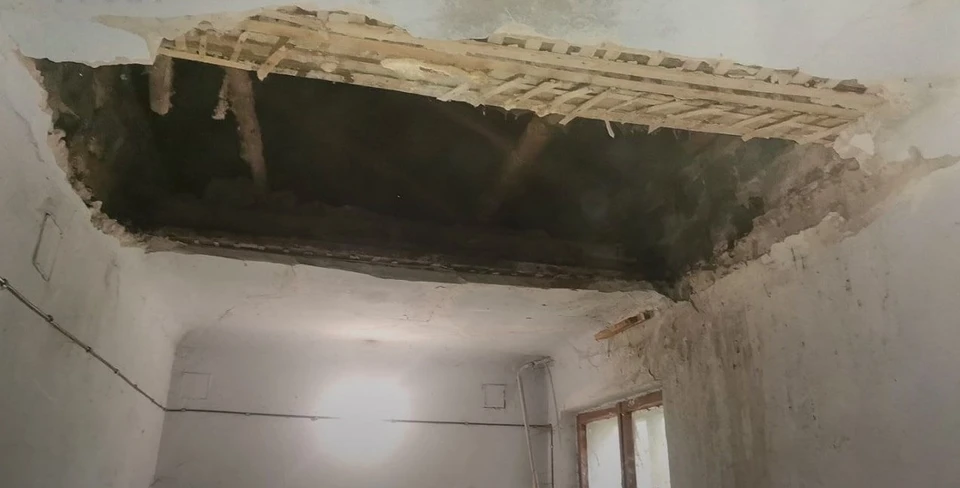 Чиновники отказывались реагировать на жалобы жильцов даже с учетом рухнувшего перекрытия. Фото из телеграм-канала Народного фронта Воронежской области.