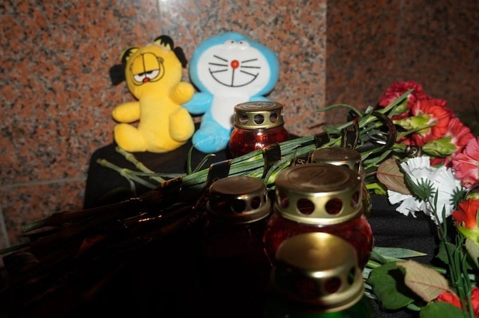 Керчане несли к мемориалу цветы и свечи. Фото: Святослав Брусаков/telegram