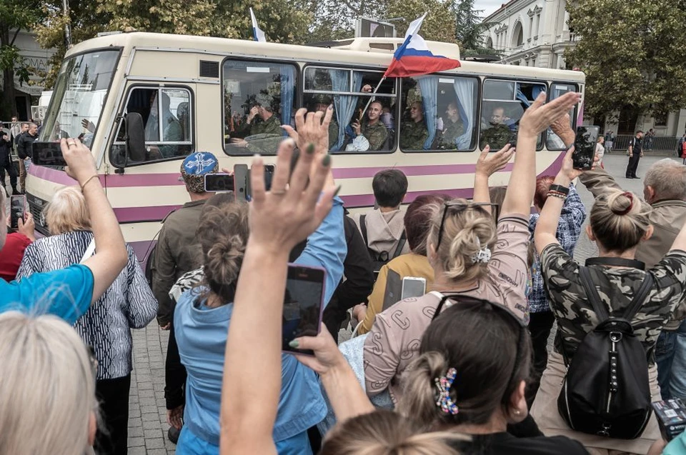 Провожать земляков вышел весь город. Фото: sev.gov.ru