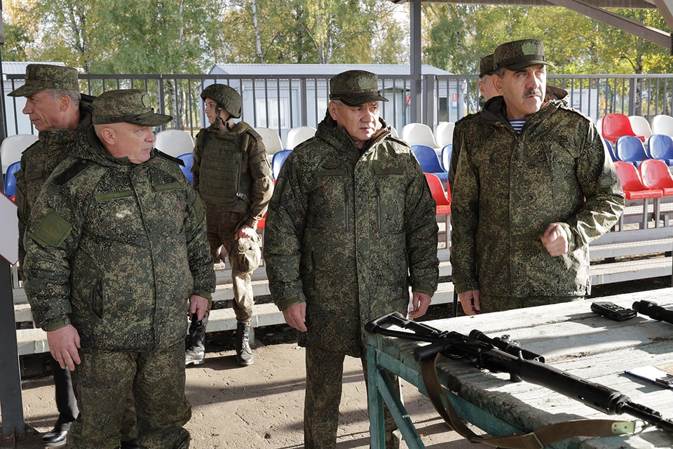 Министр обороны Росси Сергей Шойгу лично проверил ход подготовки граждан, призванных из запаса, на военных полигонах Западного военного округа.