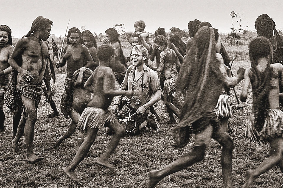Майкл Рокфеллер (в центре) сумел войти в доверие к племени каннибалов. На этой фотографии он кажется по-настоящему счастливым. Фото: Peabody Museum of Archeology and Ethnology
