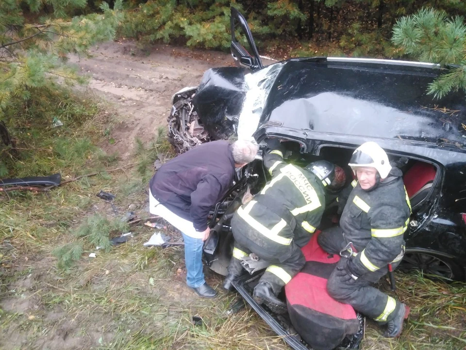 Спасатели вытащили из помятого салона двух человек