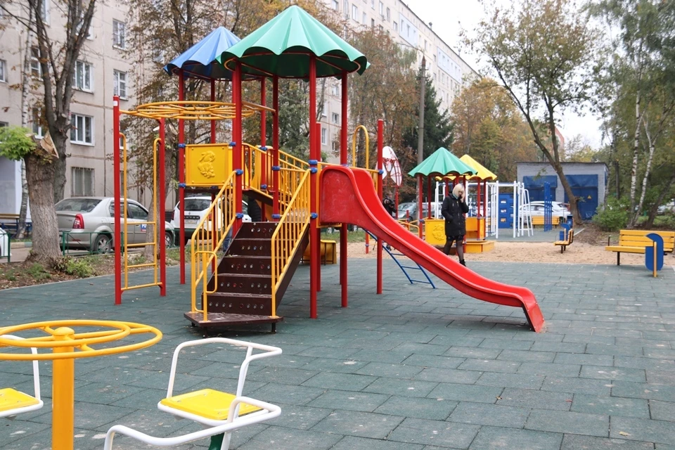 На придомовой территории по улице Ложевой, 130 в рамках проекта было установлено игровое и спортивное оборудование.