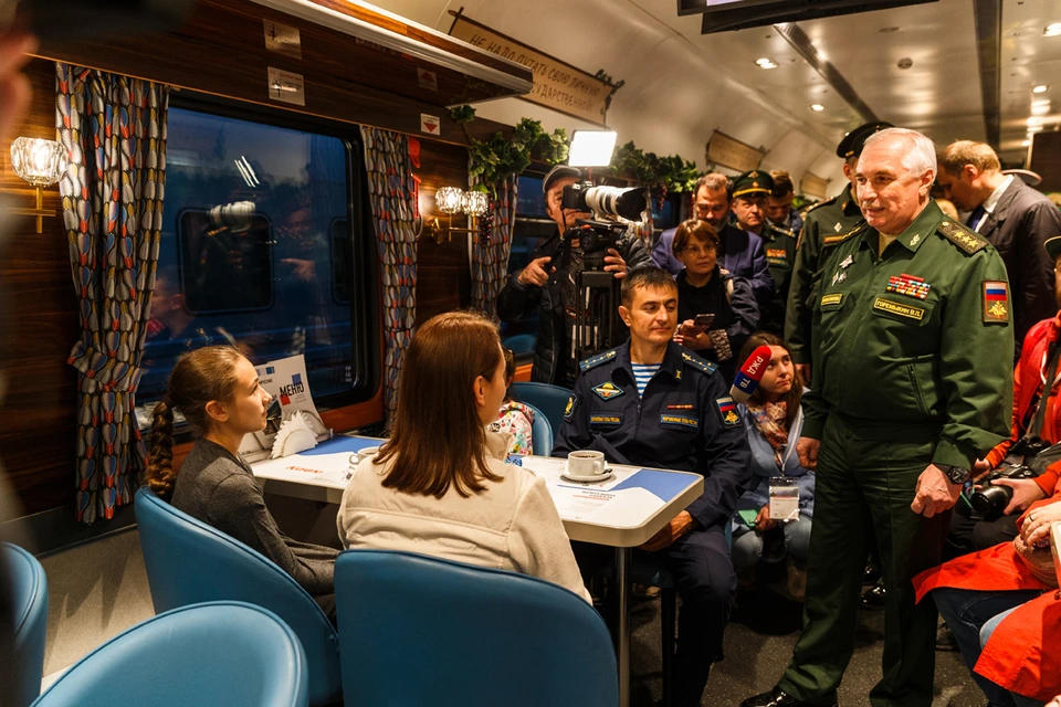 Всего запланировано два подобных рейса, в них примут участие более 80 российских военнослужащих и членов их семей