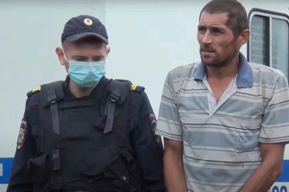 Олег Лавкин посадил девочку на цепь и угрожал ей убийством. Скриншот кадра видео МУ МВД России "Бийское"