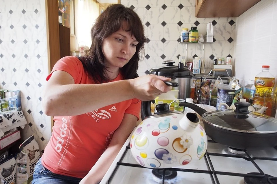 Житель Амурска плеснул кипятком в лицо знакомой