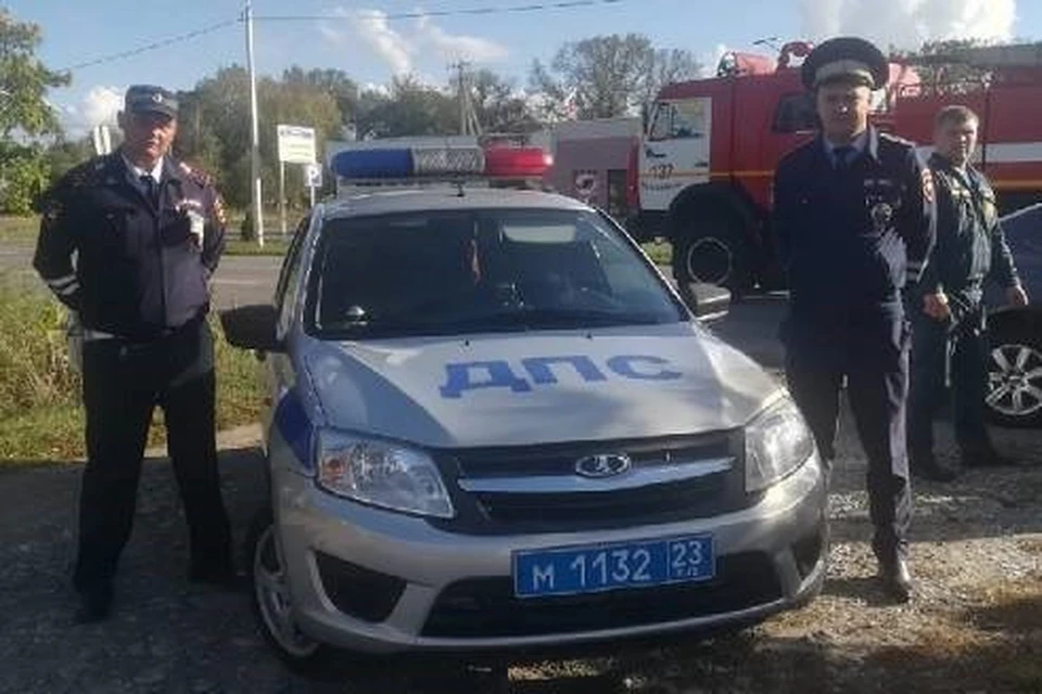 Младший лейтенант полиции Александр Ермаков и старший лейтенант полиции Александр Бежко Фото: пресс-служба ГУ МВД РФ по Краснодарскому краю