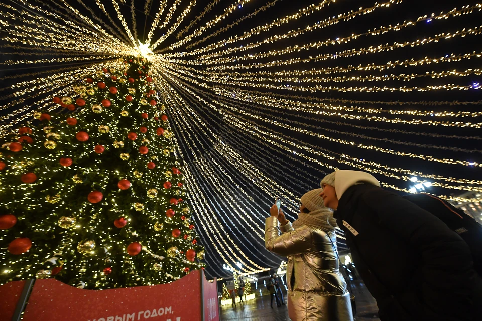 По словам Локтя, новогодние гирлянды борются со слабой освещенностью города.