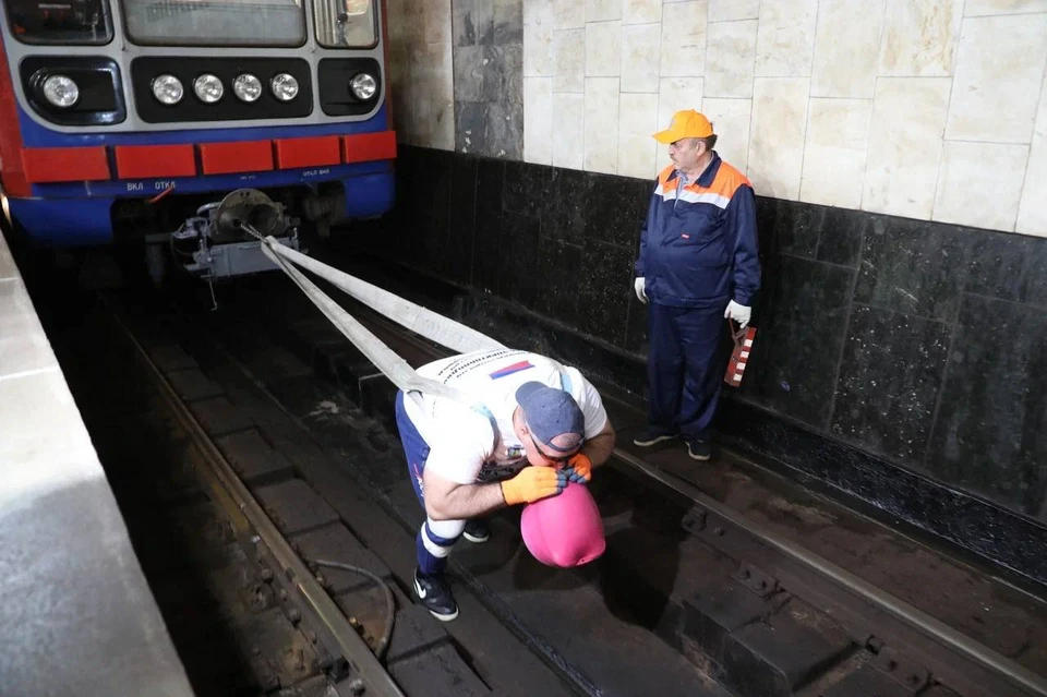 «Русский Халк» установил мировой рекорд, протащив состав метро в 134 тонны в Нижнем Новгороде ФОТО: Александр Воложанин