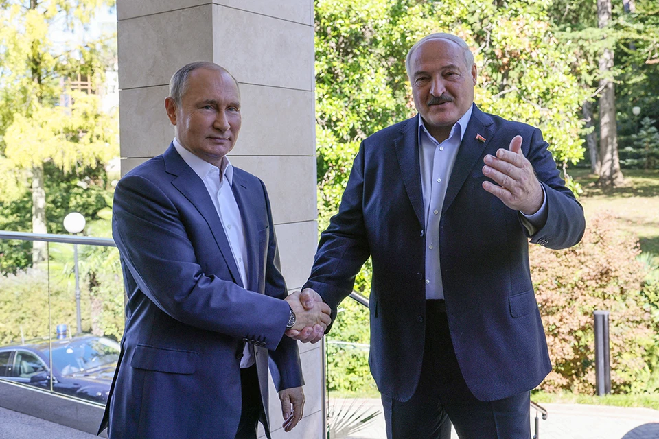 Александр Лукашенко подарил Владимиру Путину на юбилей трактор с сеялкой и глубоким смыслом.