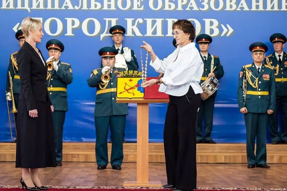 Елене Ковалевой передали официальные символы власти: подлинный текст Устава Кирова и нагрудный знак главы города. Фото: admkirov.ru