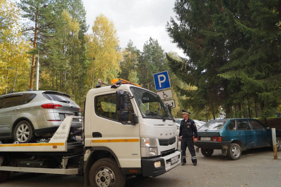 Около 200 автомобилей эвакуировали в Томской области за неправильную парковку. Фото: пресс-служба УМВД России по Томской области
